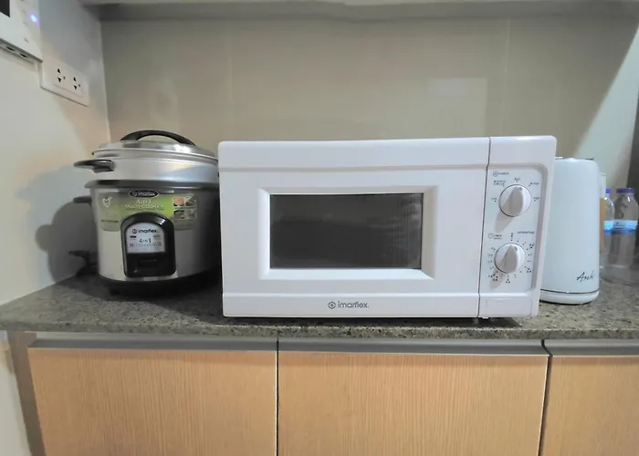 Explore Mitsukoshi Uptown Bgc, Large Tv, Fast Wifi Apartment